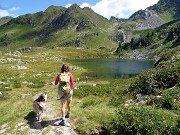 36 Al Lago grande (2030 m) con di fronte  la Valle dei lupi